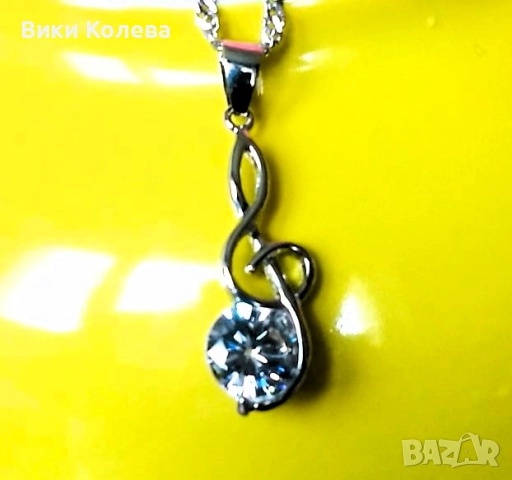 Колие с музикален ключ и кристал