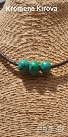 Дамско колие с естествена кожа и керамични мъниста. Бижута Луди гъби., снимка 2 - Колиета, медальони, синджири - 50683680