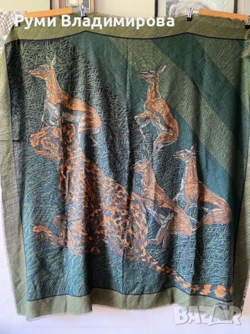 Тъмнозелен шал Revillon Paris с леопардов принт от 70 % вълна и 30 % коприна, снимка 4 - Шалове - 47756237