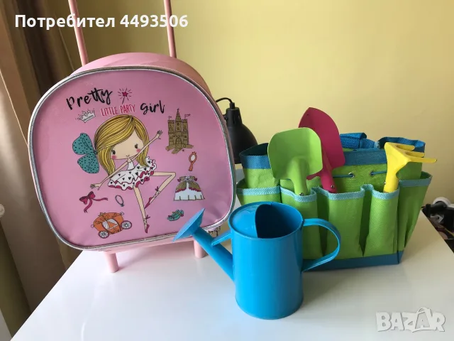 Чанта с колелца и комплект за градинарство.