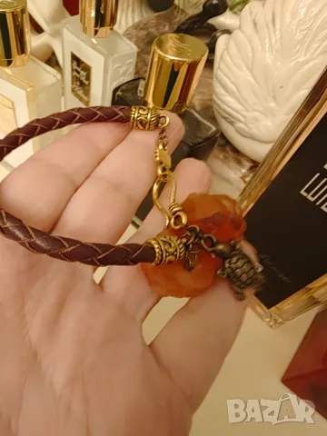Ръчно изработена гривна с Хесонит позлата и кожа, снимка 2 - Гривни - 49393038