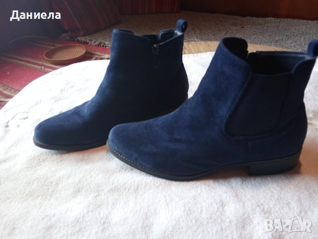Продавам дамски елегантни обувки велурени, тип боти