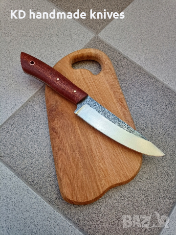 Кухненски нож в комплект с орехова дъска от марка KD handmade knives