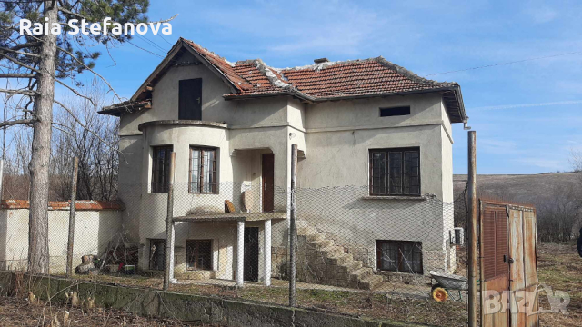 Двуетажна къща в село Добролево с голям парцел, снимка 2 - Къщи - 44688536