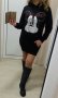 Черна ватирана спортна рокля/туника с качулка и щампа Мики, снимка 1 - Рокли - 30943199