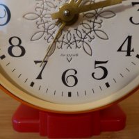 Будилник часовник Янтар, снимка 3 - Антикварни и старинни предмети - 44265105
