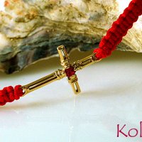 златен кръст с рубин в гривна червен конец, снимка 2 - Гривни - 39484776
