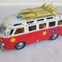 ОРИГИНАЛНА КУЛТОВА ЛАМАРИНЕНА играчка VW Калифорния хипарски 1970те год. бус със СЪРФОВЕ, снимка 2 - Други ценни предмети - 42065290