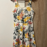 Дамска рокля с флорални мотиви Н&М, снимка 1 - Рокли - 44701818