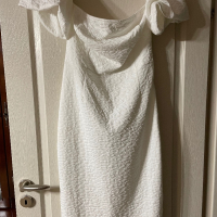 Нова елегантна миди дължина  еластична парти коктейлна бяла рокля буфан ръкав , снимка 1 - Рокли - 44751716