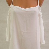 Бяла дамска блуза с ефектна дантела на ръкавите Urban Touch - XL, снимка 2 - Блузи с дълъг ръкав и пуловери - 42604423