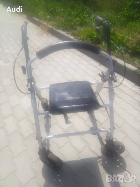 Сгъваема проходилка ролатор с мека седалка. Регулиране височината на ръкохватките., снимка 1