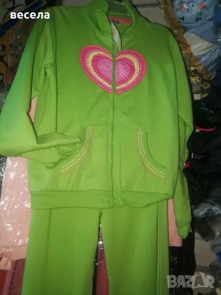 анцуг за момиче, памучен, зелвн цвят с цикламено сърце.  големини 7год,8год,9год., снимка 1