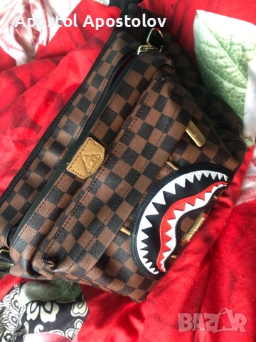 Продава се оригинална чанта на sprayground