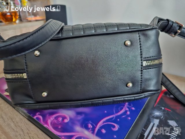 Кожена дамска черна чанта Guess , снимка 4 - Чанти - 42598274