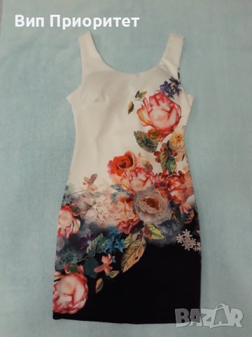 Красива рокля , еластан и трико , бяла във високата част и тъмна в долната част с принт от рози 