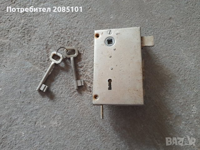 Ретро брава 5ца с два ключа, снимка 1 - Антикварни и старинни предмети - 42840619