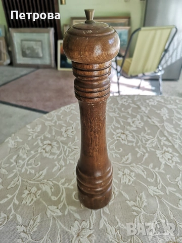 дървена мелничка за черен пипер. 