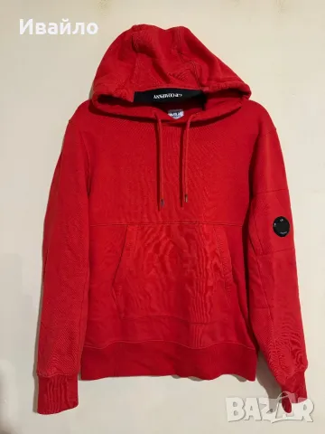 C.P COMPANY DIAGONAL RAISED LENS OVERHEAD HOODIE IN FIERY RED., снимка 1 - Суичъри - 48200009