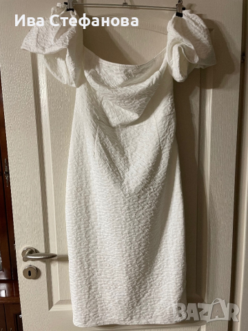 Нова елегантна миди дължина  еластична парти коктейлна бяла рокля буфан ръкав , снимка 1 - Рокли - 44751716