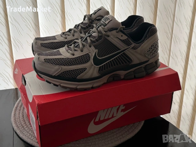 НОВИ Nike Zoom Vomero 5 College Grey/Black-Cave Stone 44.5, снимка 10 - Маратонки - 53975327