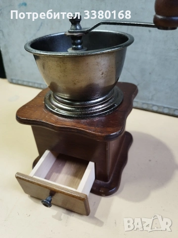 Много атрактивна ръчна дървена кафемелачка, снимка 4 - Антикварни и старинни предмети - 53999466