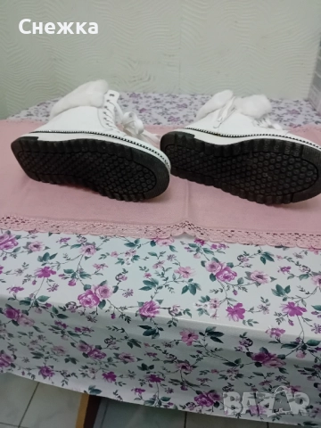 нови зимни бели боти, снимка 3 - Дамски боти - 52371399