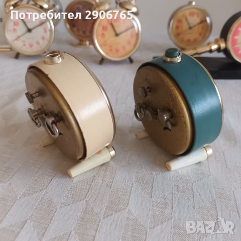 Часовник будилник Слава с крачета работещ, снимка 2 - Антикварни и старинни предмети - 44323647