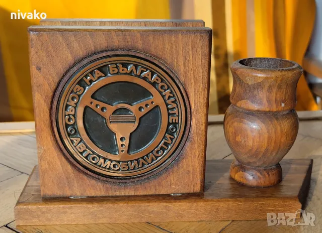 Продавам дървена ретро поставка за химикали и листчета с медно лого на СБА, снимка 2 - Антикварни и старинни предмети - 49828579