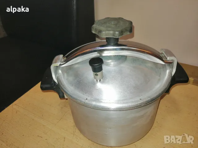 Продавам руска 6-литрова алуминиева тенджера под налягане