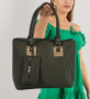 Луксозна дамска чанта от естествен кожа със златисти метални елементи в комплект с портмоне