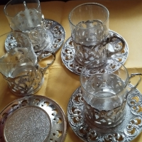 Стъклени чаши за кафе върху сребърни подстакани и чинийки, снимка 1 - Чаши - 44747773