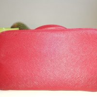 Дамска чанта MANGO, червена, с три разделения, дълга подвижна дръжка, златни ципове, много запазена, снимка 9 - Чанти - 35077096