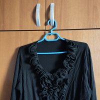 Продавам черна блуза със жабо, снимка 2 - Блузи с дълъг ръкав и пуловери - 42871382