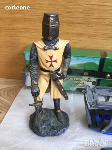 Рицар Тамплиер Кръстоносец от смола 19 см  , снимка 1