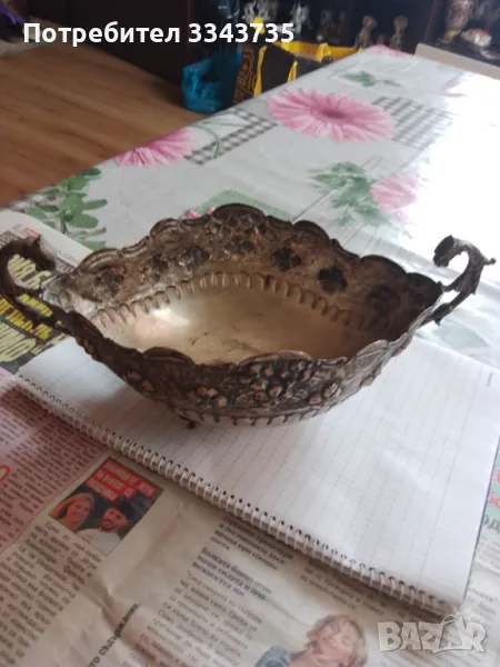 Голяма метална бонбониера със орнаменти., снимка 1