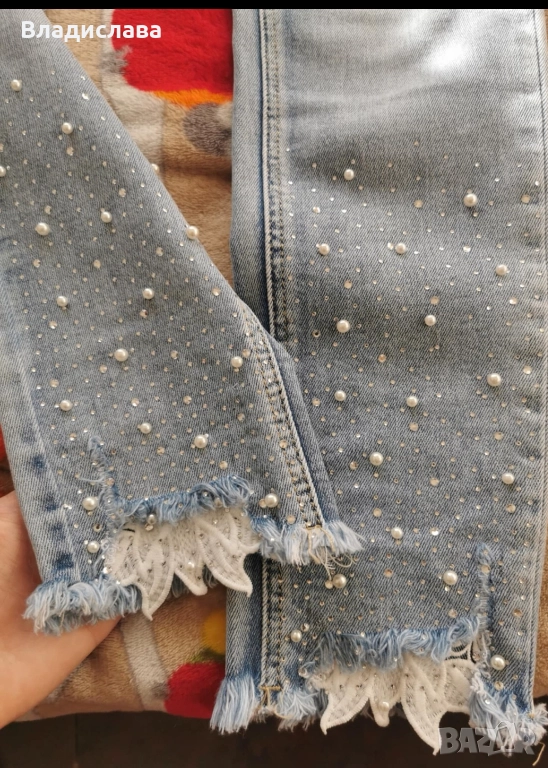 Дамски дънки с камъчета и дантелка, снимка 1