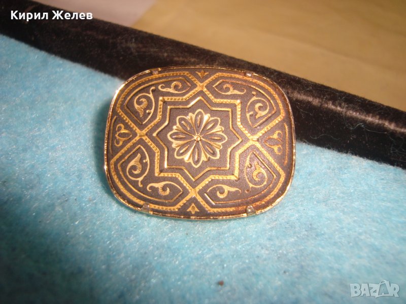 СТАРА ПОЗЛАТЕНА АРТ ДЕКО БРОШКА с РЪЧНО ГРАВИРАН ЧЕРЕН АХАТ с ФЛОРАЛНА ПОЗЛАТА 18629, снимка 1