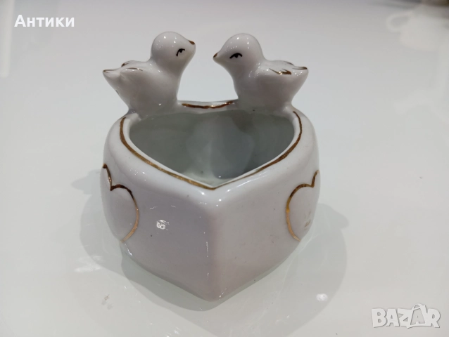 Стара порцеланова кутия за бижута 