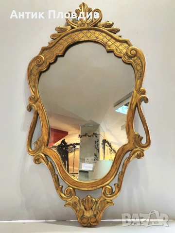 Стенно огледало с декоративна златиста рамка