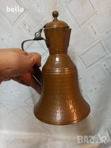 Красива малка медна кана с капак, ръчно изработена, височина 18 см. 