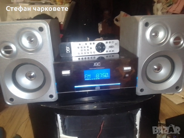 Аудио уредба със тонколони комплект и дистанционно управление.