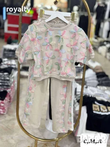 Пролетни дамски комплекти с флорални релефни мотиви Различни дизайни , снимка 10 - Комплекти - 49691547