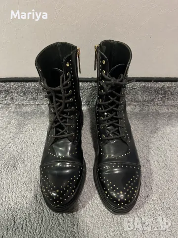 Кожени боти с капси