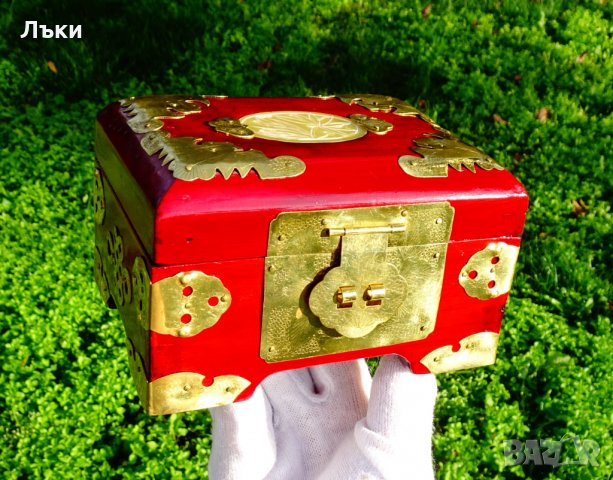Луксозна кутия за бижута с нефрит и месингов обков. 
