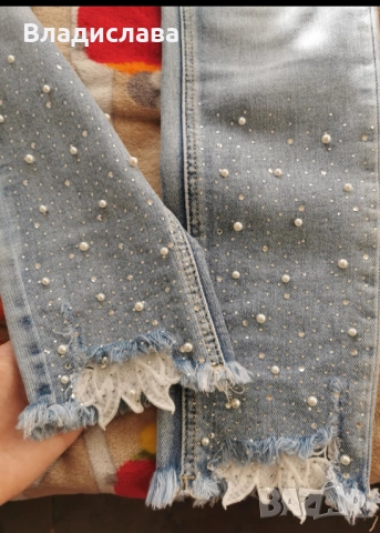 Дамски дънки с камъчета и дантелка