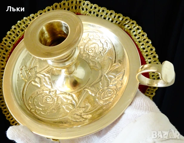 Бронзов свещник с дръжка,релефни рози. 