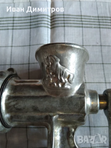 Работеща ръчна месомелачка., снимка 2 - Антикварни и старинни предмети - 50835996