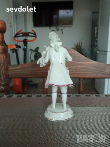 Стилна и красива с изработката си статуетка., снимка 2 - Антикварни и старинни предмети - 50116051