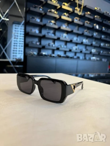 очила с черен обикновен калъф и ув защита prada , снимка 3 - Слънчеви и диоптрични очила - 51305453